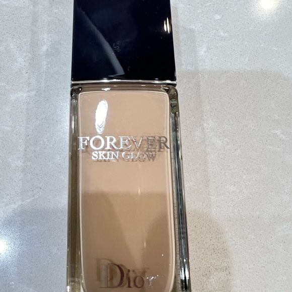 Dior Forever Skin Glow
Radiant Foundation - 24h Wear and Hydration (shade 1.5) - Picture 3 of 4